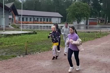 Что мне снег, что мне зной, что мне дождик проливной..