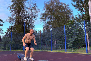В режиме полной концентрации.
