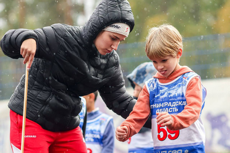 Самые большие спортивные победы начинаются в маленьких спортзалах. Чтобы в каждом уголке Ленобласти у ребят были свои наставники, подписал постановление о новой программе «Земский тренер».