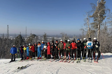 Наша команда горнолыжников U16 и U14 снова на Урале! Мы возвращаемся туда, где закаляется характер, проверяется скорость и рождаются настоящие спортивные эмоции.