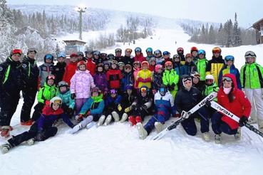 Наши спортсмены и тренеры передают вам пламенный привет прямо со склона в Полярных Зорях!