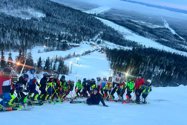 Наши спортсмены и тренеры передают вам пламенный привет прямо со склона в Полярных Зорях!