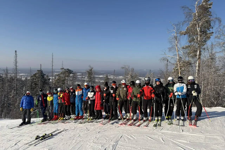 Наша команда горнолыжников U16 и U14 снова на Урале! Мы возвращаемся туда, где закаляется характер, проверяется скорость и рождаются настоящие спортивные эмоции.