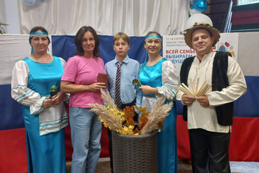 Сегодня - последний день выборов Губернатора Ленинградской области. Наша дружная команда из сотрудников, тренеров и близких  спортсменов поддерживает акцию #ВсейСемьей и подаёт пример гражданской ответственности!