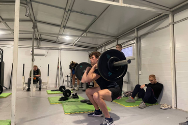 В преддверии нового спортивного сезона наши спортсмены группы FIS уделяют особое внимание развитию ключевых физических качеств, применяя проверенные временем методы тяжелой атлетики.